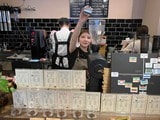 抽出を担当するスタッフ（筆者撮影）