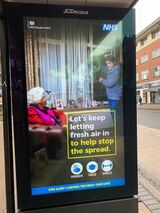 ロンドン市内のバス停に置かれている、室内の空気を換えることを勧める電子サイネージ（撮影筆者）