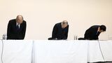 12月19日の記者会見で頭を下げるENEOSホールディングス社外取締役の西岡清一郎監査等委員（中央）ら。斉藤猛社長をはじめ、不祥事を起こした取締役は会見の場に現れなかった（撮影：尾形文繁）