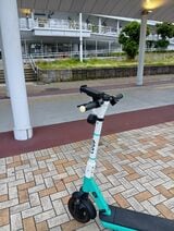 ウィンカーを出すときは黄色に光る（筆者撮影）