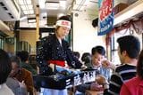 車内で「うに弁当」を売る海女の衣装を纏った売り子＝2013年10月14日（記者撮影）