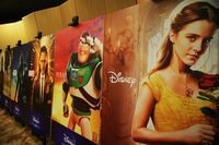 Netflixを猛追するディズニー｢株価半減｣の深層 物言う株主も追及､前CEO電撃復帰は吉と出るか