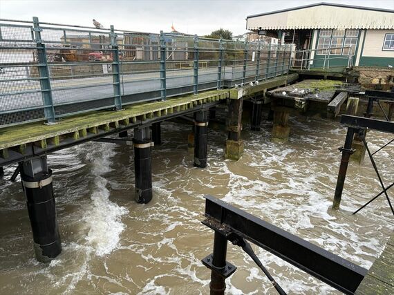 ワイト島 アイランドライン 線路 海上