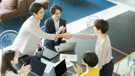 大人数の打ち合わせシーン