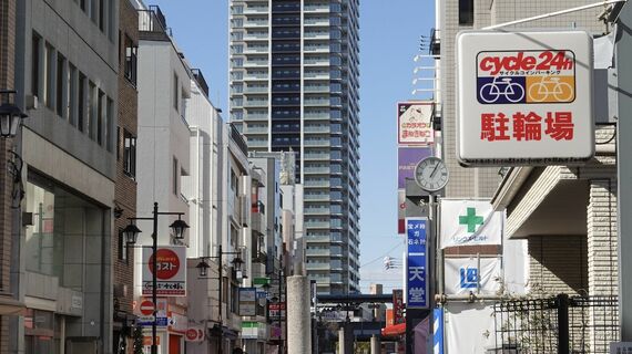 平井駅南口の商店街から見たプラウドタワー平井