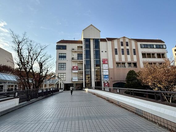 「イオン本牧店」と「ベイタウン本牧5番街」の間のデッキ