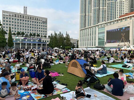 富川市庁舎前の広場