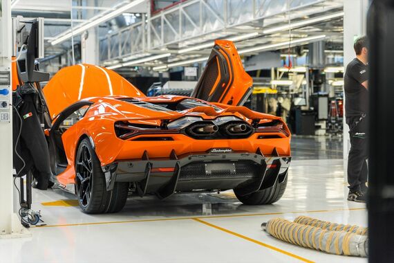 本社工場で見学・体験した「レヴエルト」の組み立て（写真：Automobili Lamborghini）