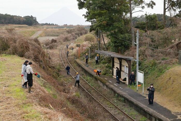 総勢40名近い人数で協力して雑草を刈る