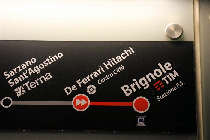 地下鉄路線図に示された「デ・フェラーリ・日立」駅