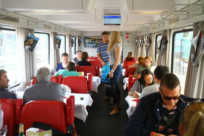 早朝は食堂車が最も賑わう時間帯の一つだ