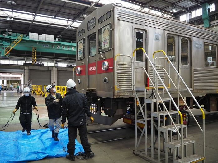 車体前面などは一部をシートで覆った
