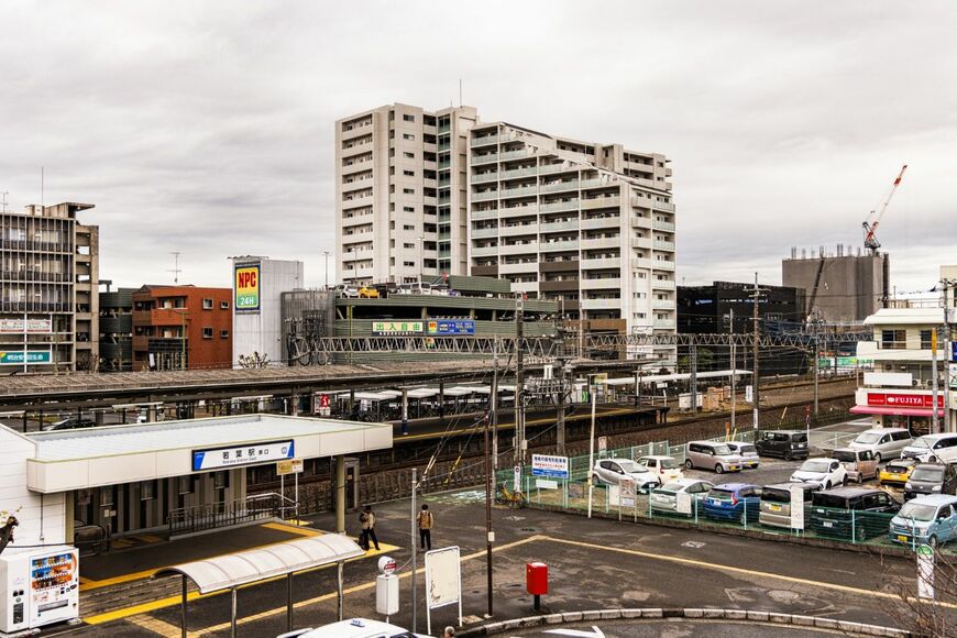 若葉駅の西側の建設中のマンション