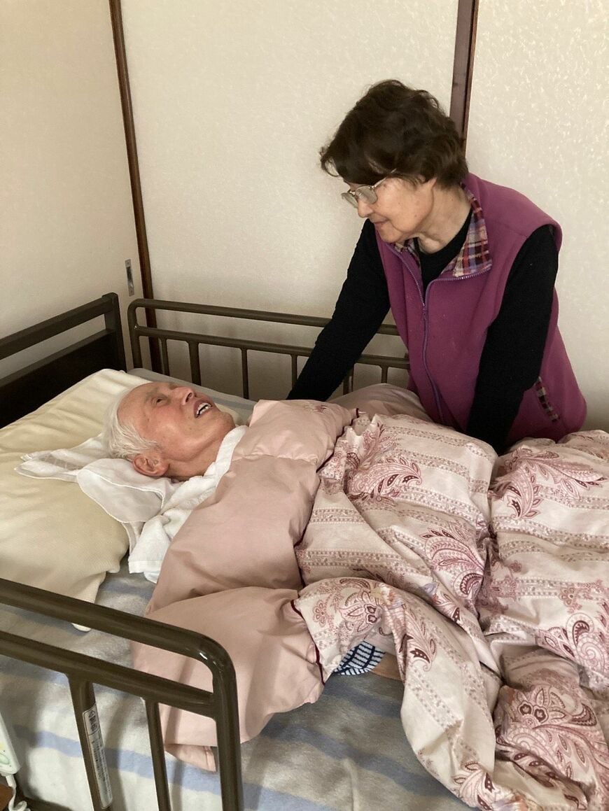 父親が退院した4月14日。自宅で互いに微笑む父と母（写真提供：嶋田さん）