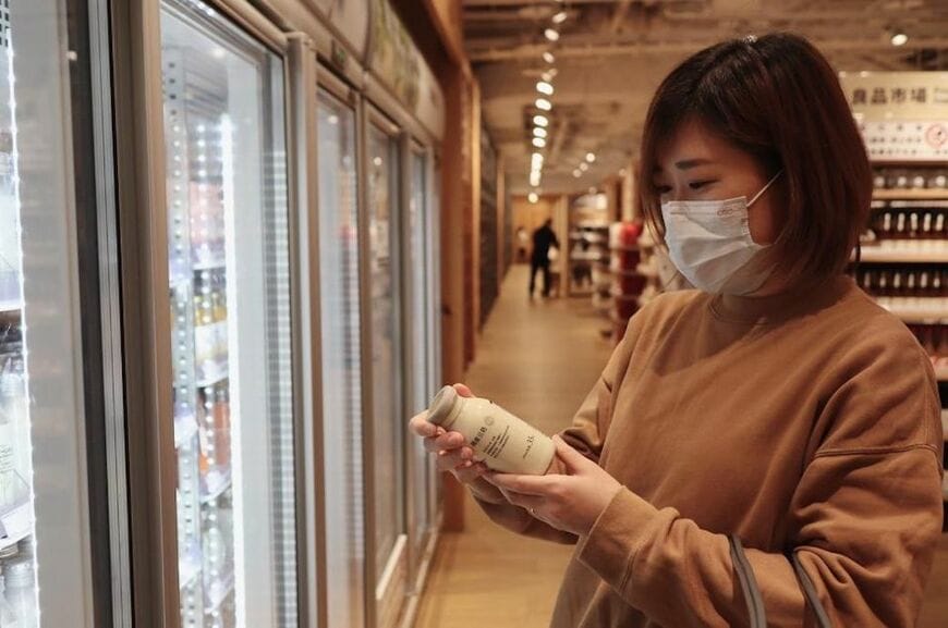 リサイクルできてストローも不要という理由でガラス瓶が採用されている（写真：筆者撮影）