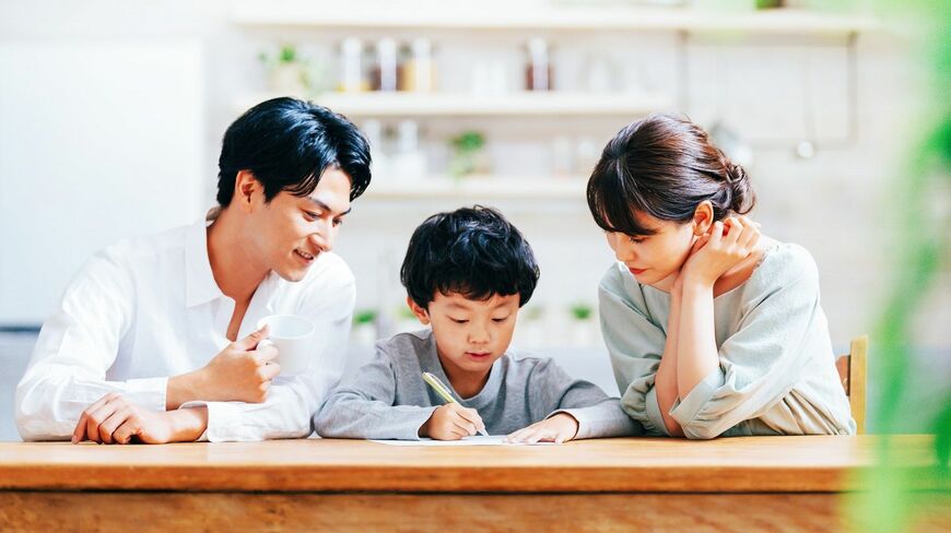 子どもを見守る男女