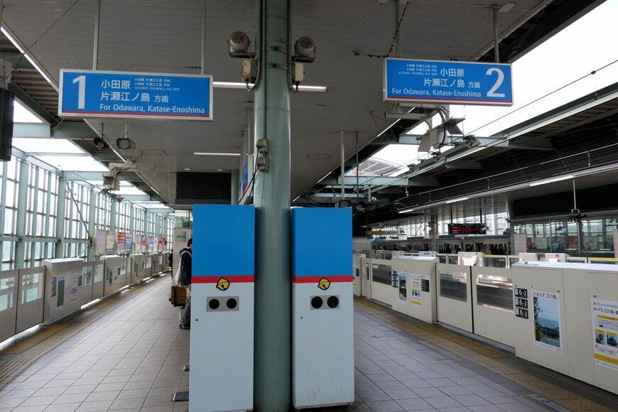 駅構内の随所に「鈴」（記者撮影）