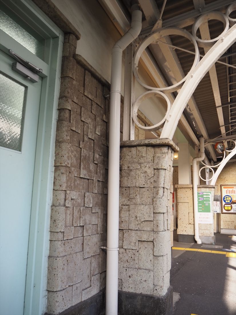 開業当時から残る壁面や柱の大谷石（記者撮影）