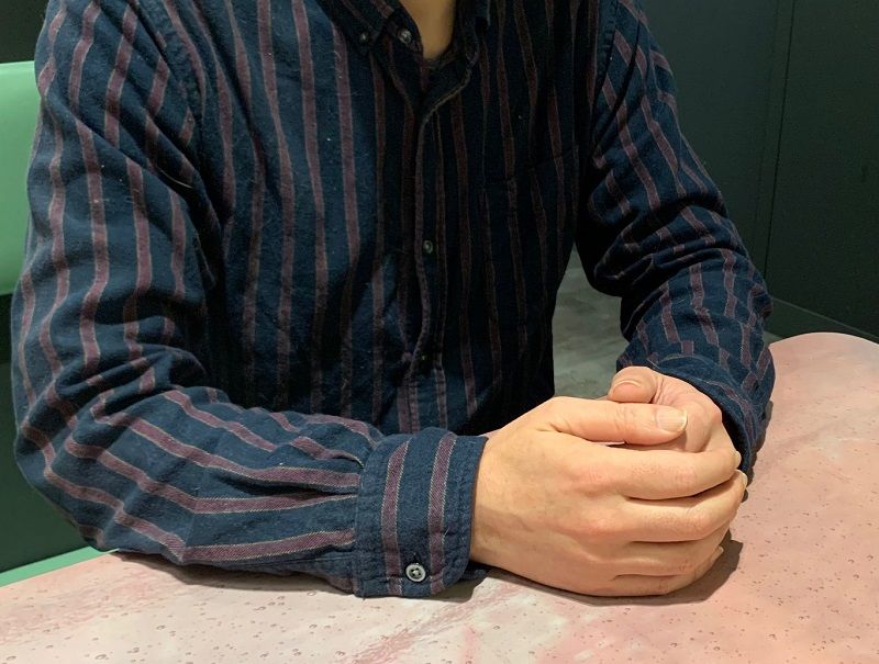 派遣会社で働きながら、派遣で働き続けることは勧めないというタツヒサさん。「自分が作った製品も満足に買えないような給与水準で、その製品を作っている工場で働かせるって、なんかおかしくないか？という思いもあります」（筆者撮影）