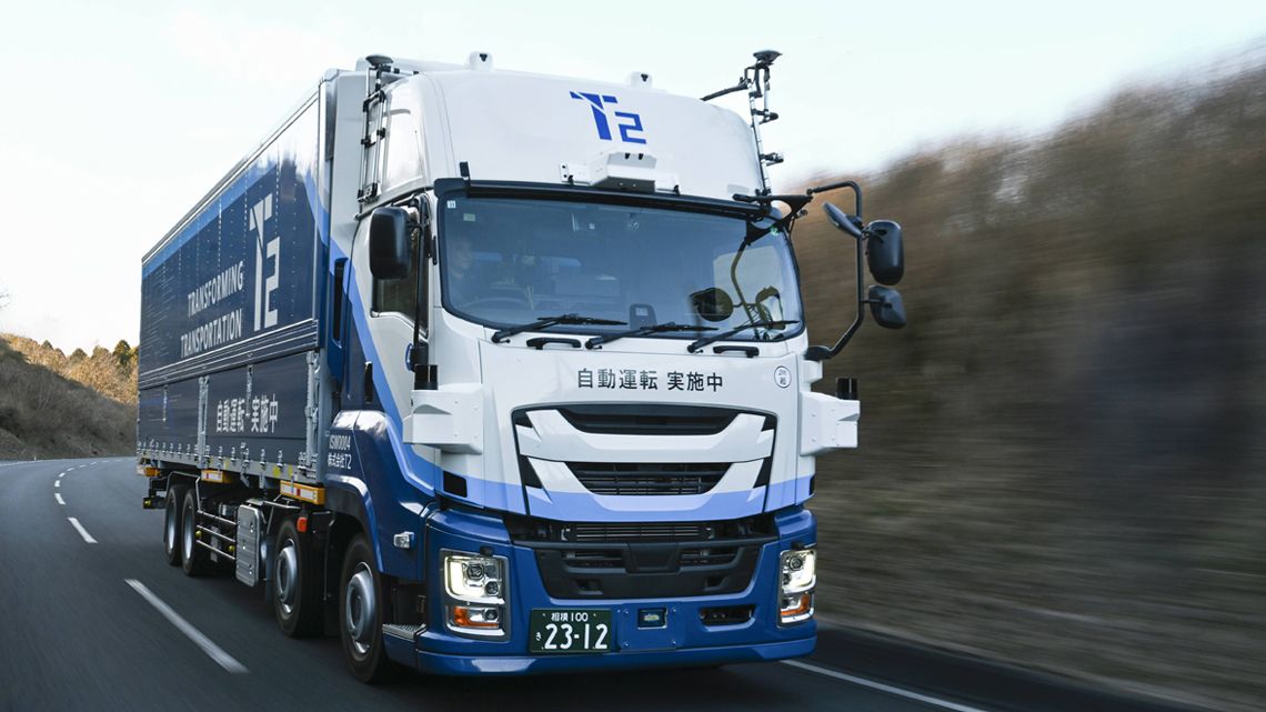 自動運転で走行するトラック