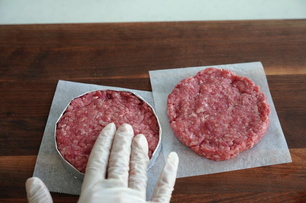 アルミホイルの型でひき肉を成形