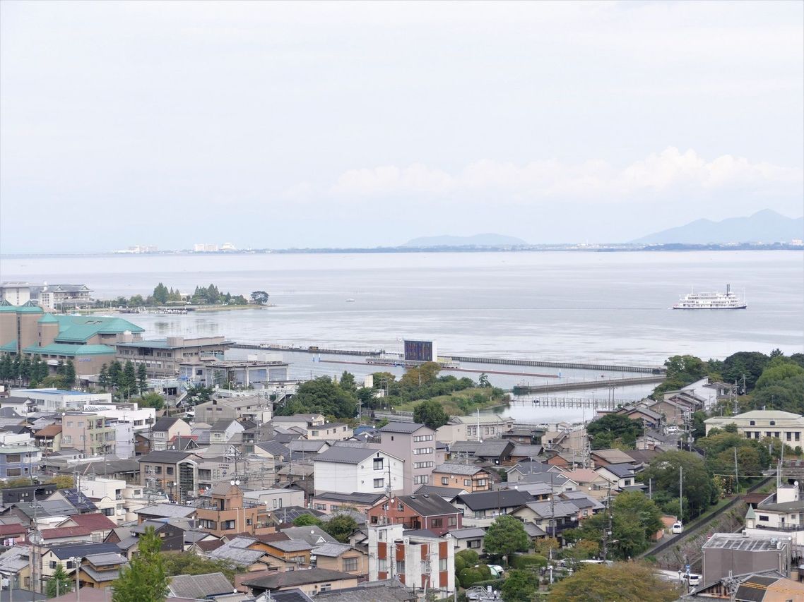 展望台からは琵琶湖が眺められる