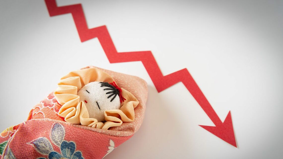 出生率低下は日本の将来にどんな影響を与えるか？ （写真：CORA／PIXTA）