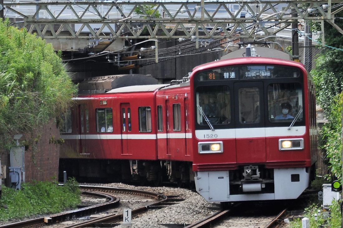 大師線を走る1500形の鋼製車（記者撮影）