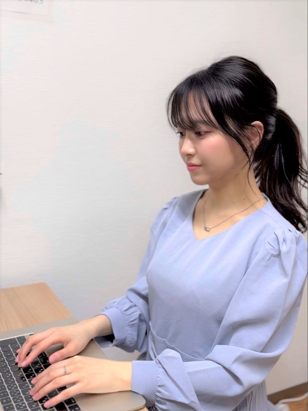 PC作業をする土川さん