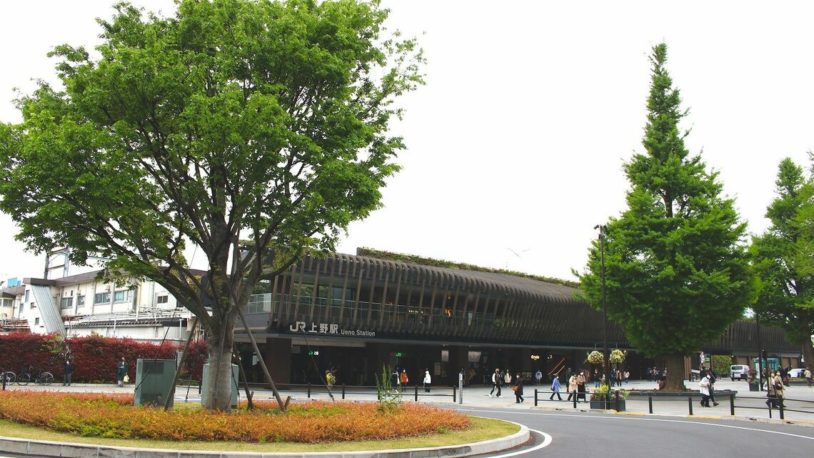 山手線のほかの駅にはない緑豊かな雰囲気の上野駅公園口（筆者撮影）