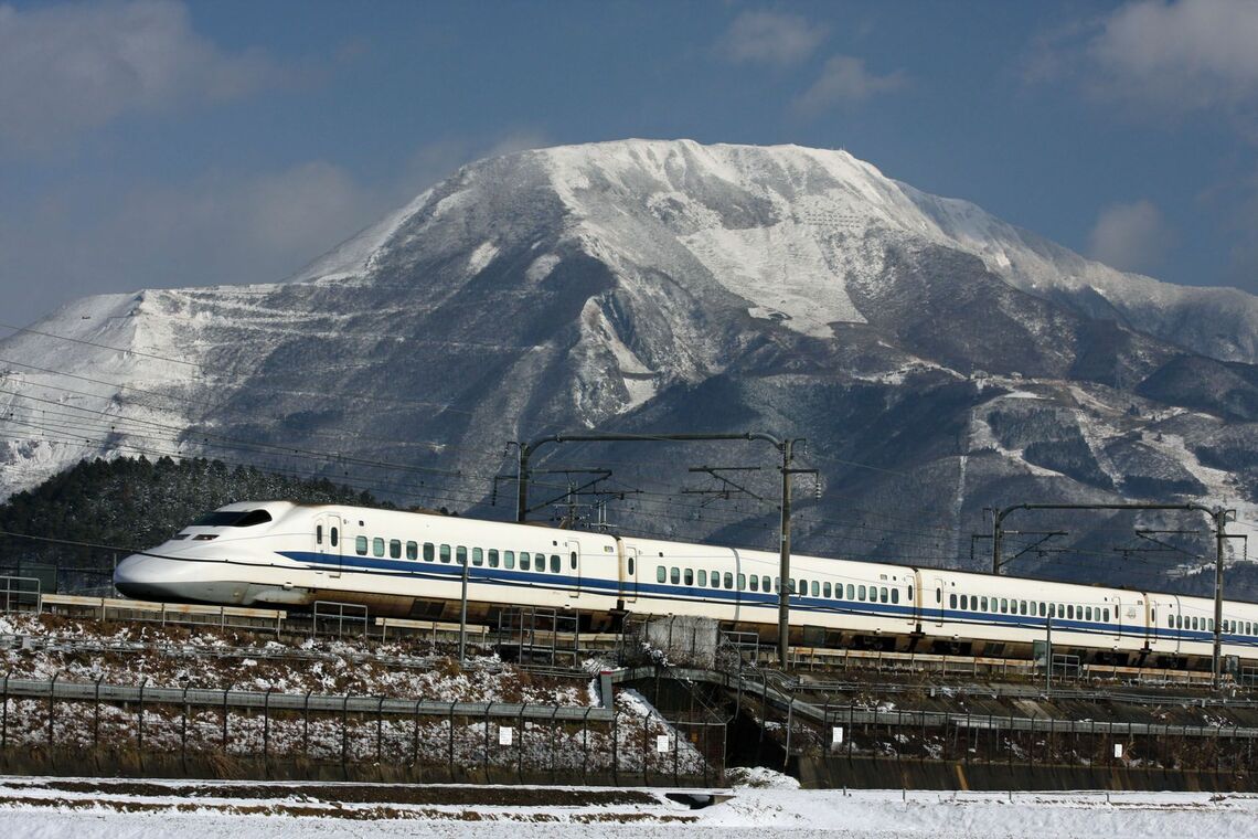 雪の伊吹山をバックに走る700系（撮影：南正時）