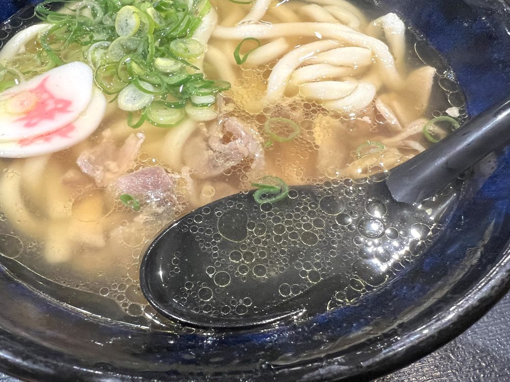 かしわうどんは、スープの表面に鶏の脂が浮いている。この脂がスープの味に奥行きと深いうま味を与えている（写真：編集部撮影）