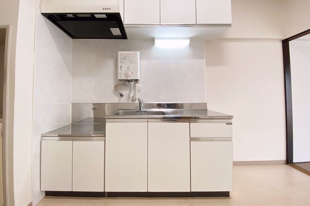 幅180cm×奥行60cm。団地型の昔ながらのキッチンが壁付けされていて、空間の有効活用を阻みます。横に冷蔵庫を置いたら、もう何も置けません（筆者撮影）