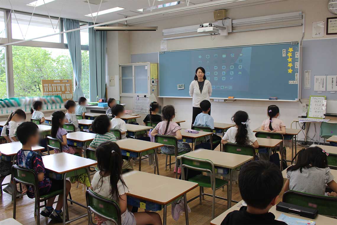 教員の方を向き、姿勢を正す港陽小学校の1年生たち