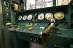 105系の運転台。昔ながらの縦軸2ハンドル式だ