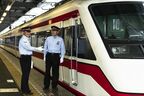 太田駅で特急「りょうもう」を前に笑顔を見せる