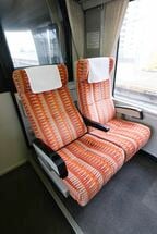 キハ85系の普通車車内。座席が通路より高いハイデッカー