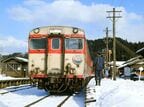 雪の七尾線を走る急行「能登路」