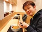 ロボットが作ったそばをおいしそうに食べる大久保さん