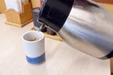 魔法瓶には冷え冷えのほうじ茶。朝の五臓六腑に染み渡るおいしさ（筆者撮影）