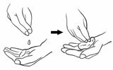 手のひらにのせた洗顔料に同量程度の水を加え、反対の手の指を使って泡立てる（水が少ないほうが濃密な泡ができる）。泡立ってきたら、下からすくうようにして空気を含ませる。（イラスト：kaeko）