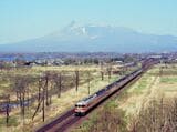 駒ケ岳をバックに大沼付近を走る特急「おおぞら」（撮影：南正時）