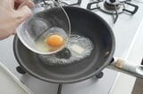 フライパンに卵を投入