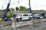 新型車両の搬入はクレーンを使って行われる＝2018年7月（撮影：伊原薫）