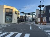 富士山駅近くに位置する「金鳥居」（筆者撮影）