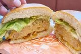 ゼッテリアのえびバーガー断面図。シャキシャキのレタスたっぷり。ロッテリアのエビバーガーとはバンズが違う。野菜も千切りキャベツと組み合わせているため、味の印象は若干変化する（筆者撮影）