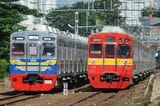 青帯の8618編成と赤色になった8607編成。8000・8500系は基本的にKAI（インドネシア鉄道）に譲渡されたが、2016年頃から塗装だけKCI（インドネシア通勤鉄道）に準じた色に変更された（筆者撮影）