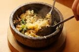 皿数を多く注文できるよう、1皿の量を少なめに設定。石焼ビビンバも1人で食べられるほどの量（撮影：今井康一）