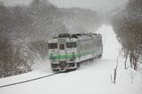 雪の函館本線山線を走るキハ40形とキハ150形の列車。現在同線の車両はH100形に置き換わった（撮影：南正時）