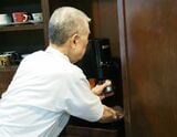 注文後に豆を挽く（著者撮影）